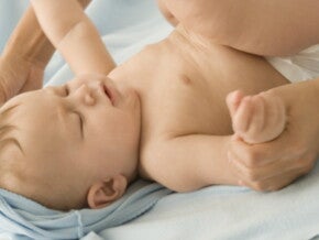 Neonato che soffre di stitichezza