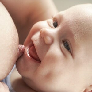 Mamma che allatta al seno il suo bambino