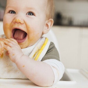 Bambino che segue una corretta alimentazione