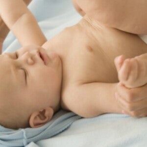 Neonato che soffre di stitichezza
