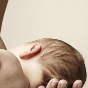 Come aiutare un neonato con le coliche